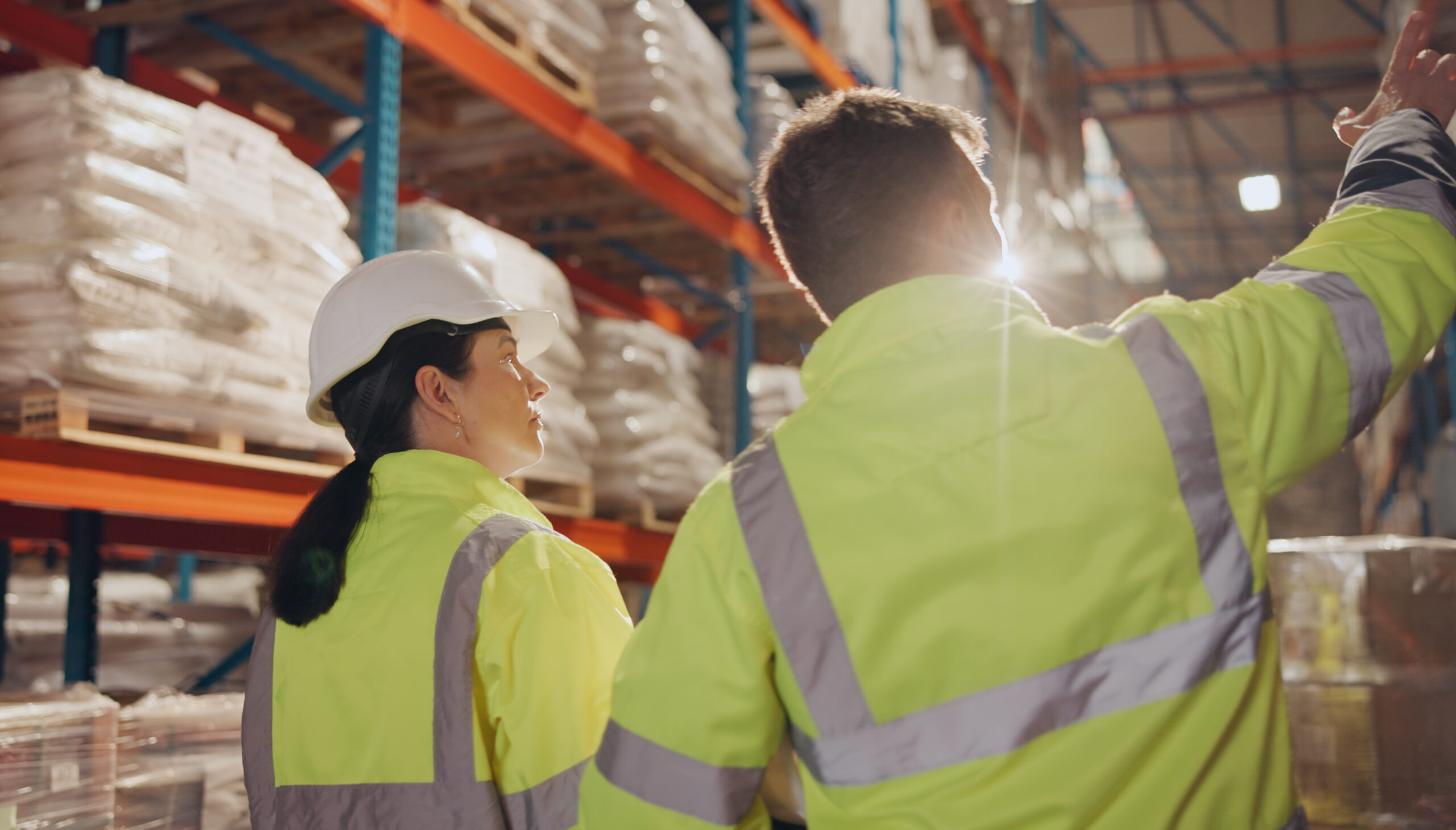 物流業界で人材不足の原因とは？解決策や人手不足解消の成功事例を紹介