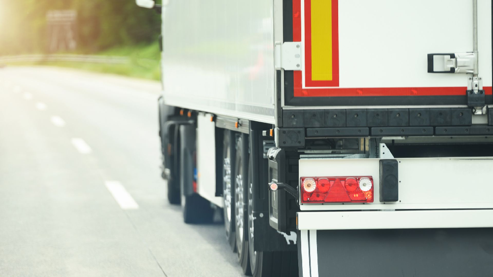 白ナンバートラックの摘発事例 – 罰則や企業・個人事業主がすべき対策を解説