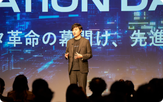 登壇風景 — イベント会場で講演するスピーカー